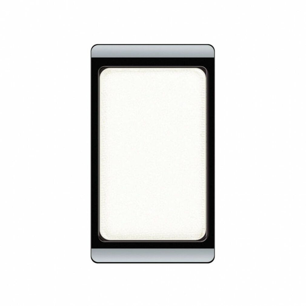 Rechteckiger Lidschatten. Weißer Farbton, umrandet von Schwarz und Silber. Helle, klare Textur.