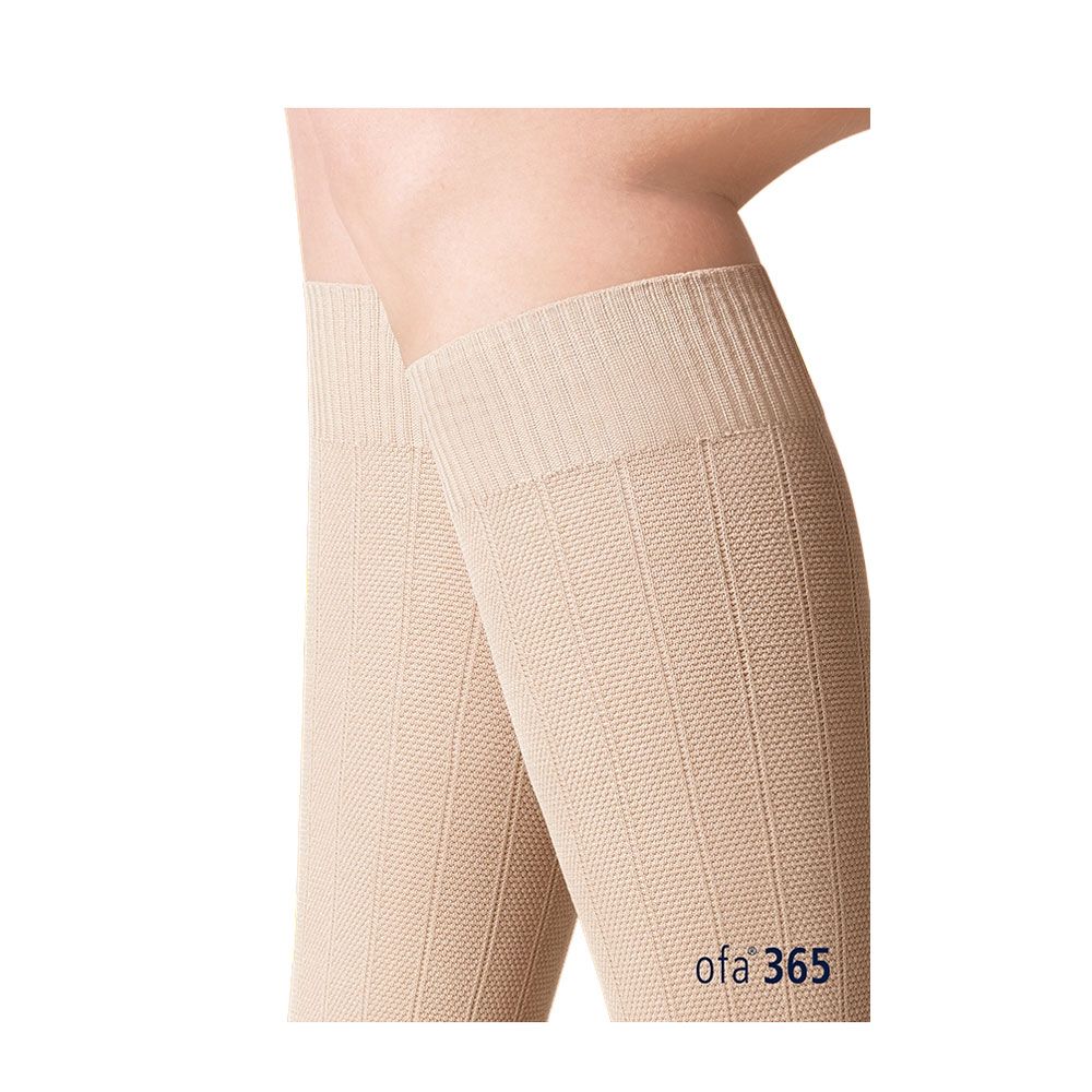 Beige Kniestrümpfe mit feinem Rippenmuster und Logo 'ofa 365'.