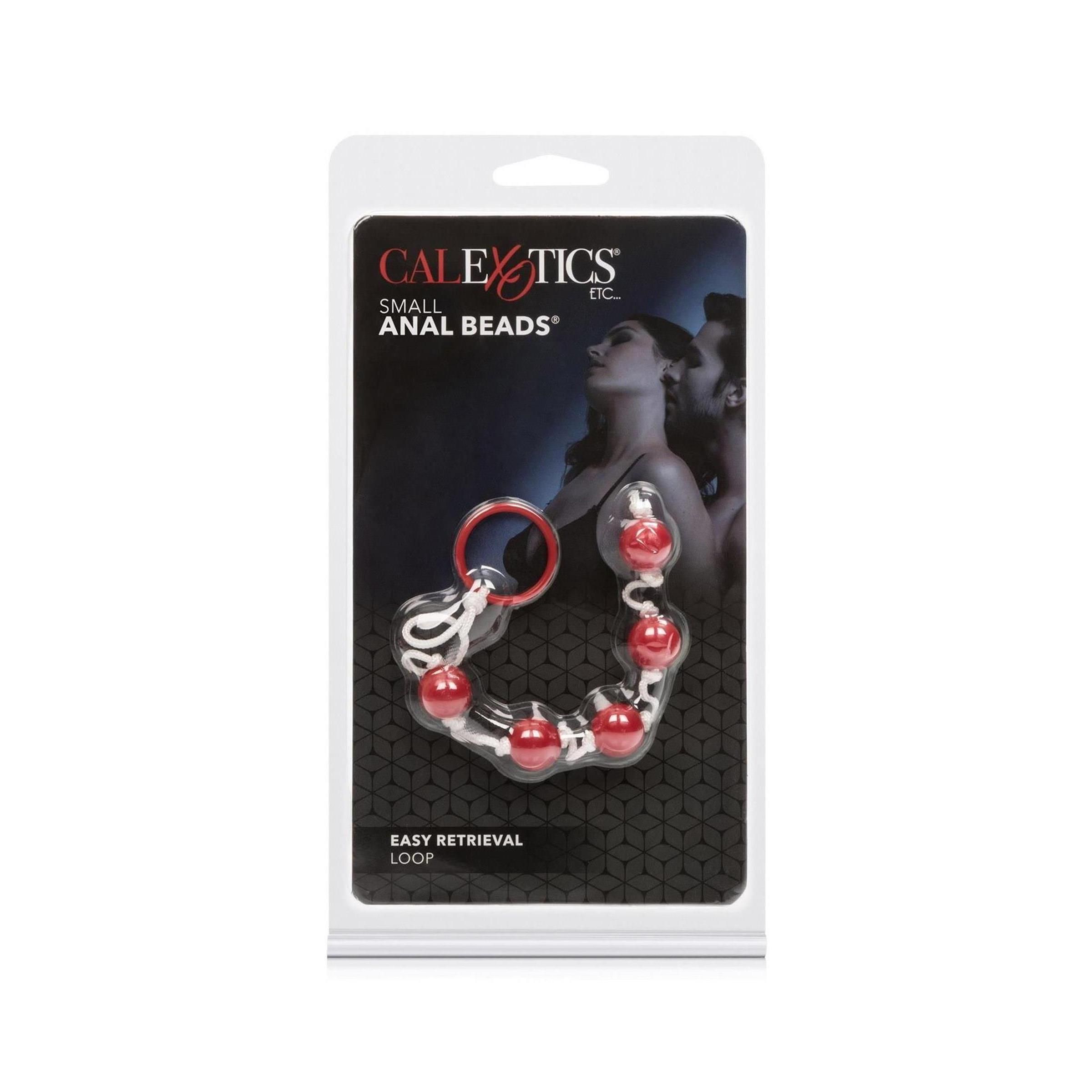 Analperlen in Blisterverpackung. Rote Perlen, verbunden mit einer Schnur und einem Ring. Aufschrift: CalExotics, Small Anal Beads.