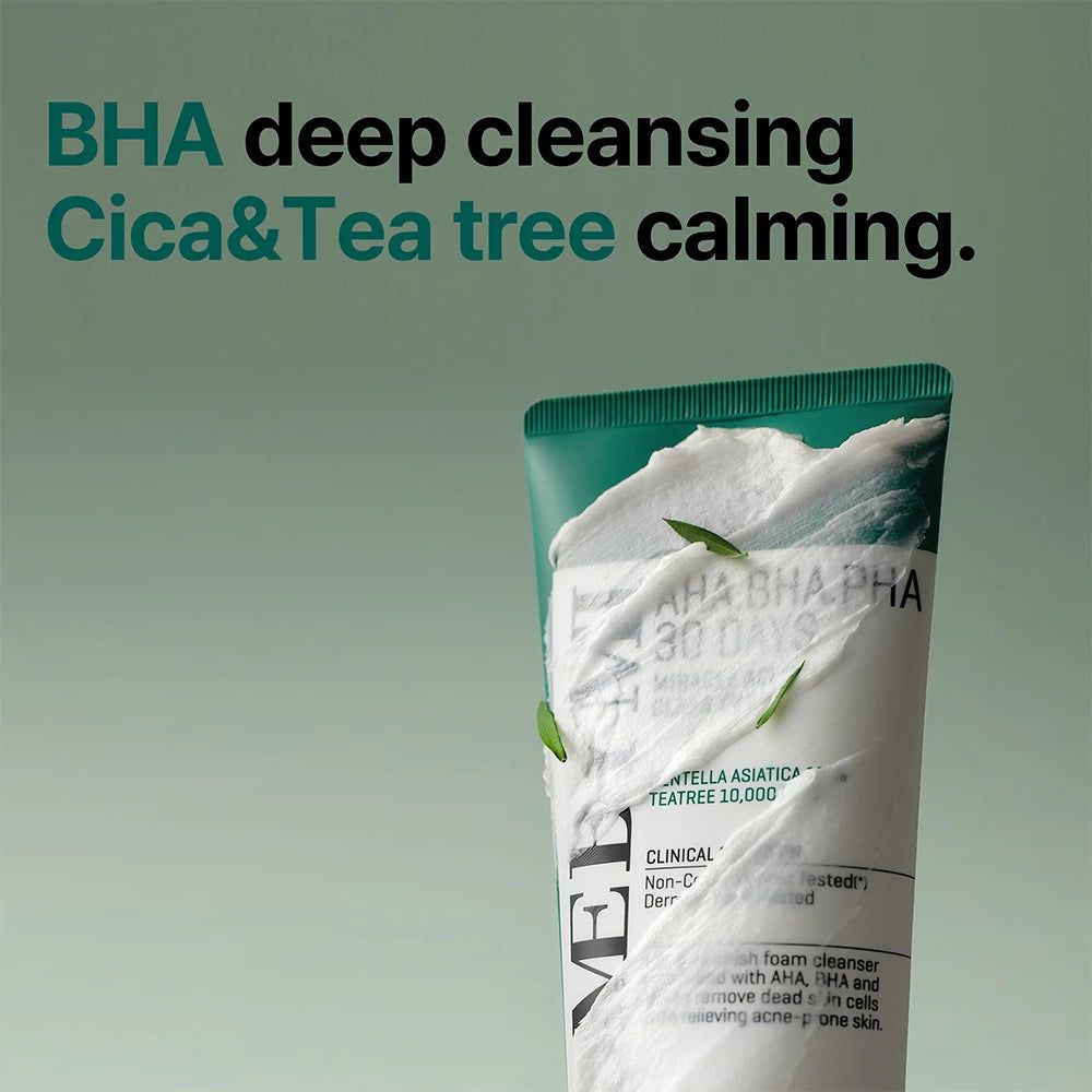 Tube mit weißem Schaum. Text: BHA Deep Cleansing, Cica & Tea Tree Calming. Grüner Hintergrund.