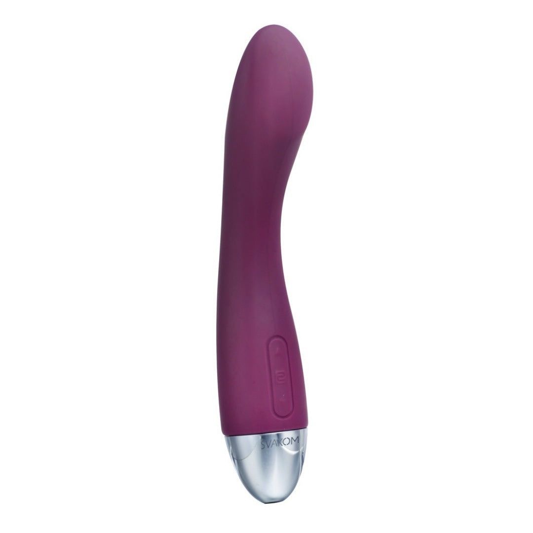 Vibrator, violett, gebogen, mit silberfarbenem Kopf. Knöpfe und Logo. Auf weißem Hintergrund.