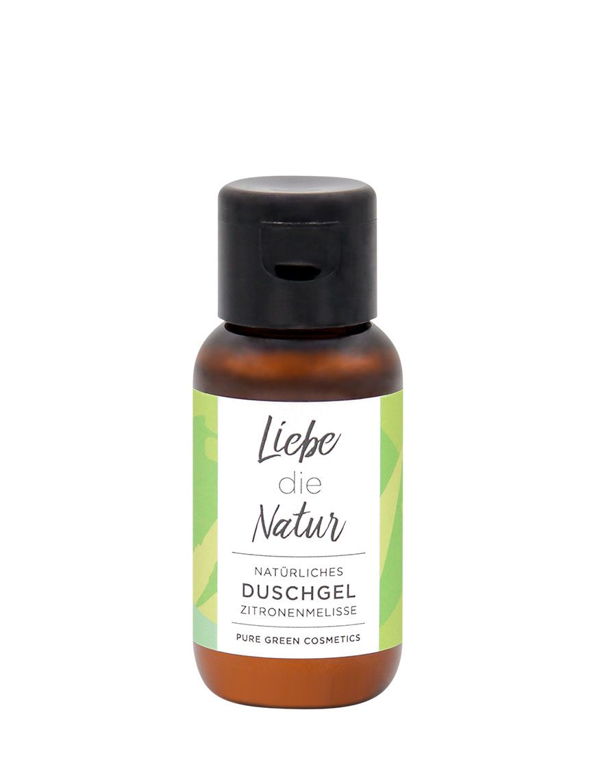 Kleine braune Flasche mit schwarzem Deckel. Grün-weißes Etikett mit Text: Liebe die Natur, Duschgel, Zitronenmelisse. Pure Green Cosmetics.