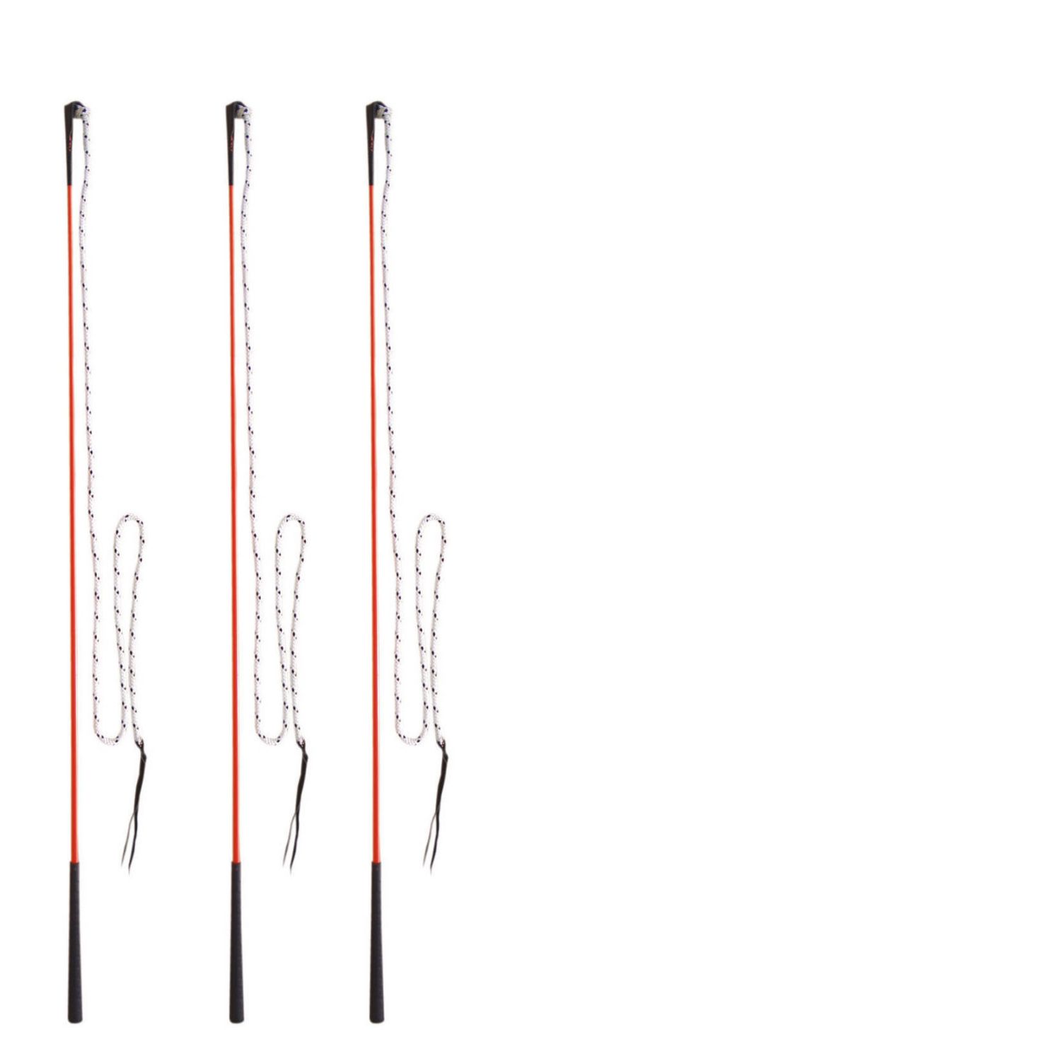 Drei Reitsticks mit rotem Schaft, schwarzem Griff und Seil. Weiße Seile mit schwarzen Punkten.