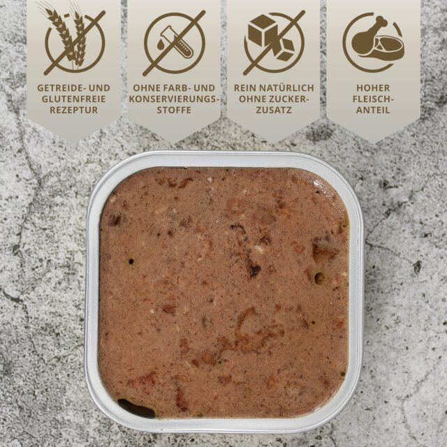 Geöffnete Dose Hundefutter. Symbole: Getreidefrei, ohne Farb- und Konservierungsstoffe, ohne Zuckerzusatz, hoher Fleischanteil.