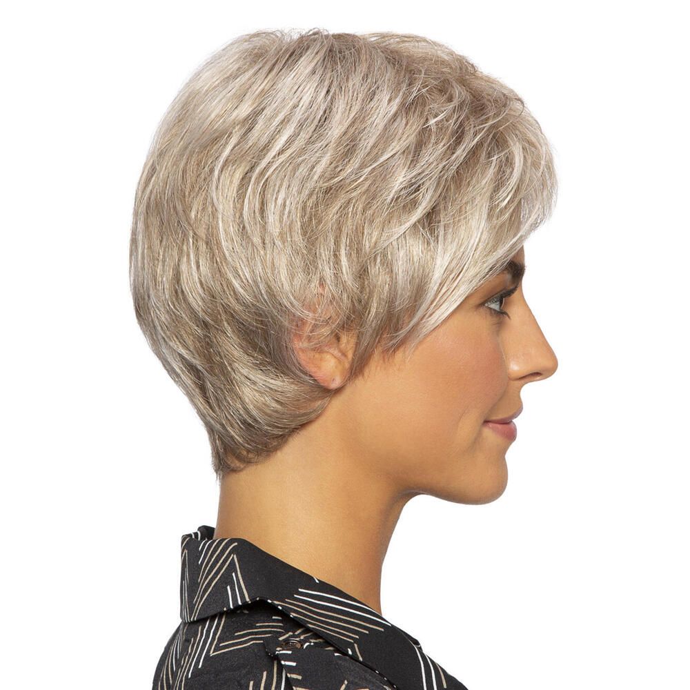 Kurzhaarperücke in Blond. Seitenansicht einer Frau mit Perücke. Das Haar ist kurz geschnitten und leicht gewellt.