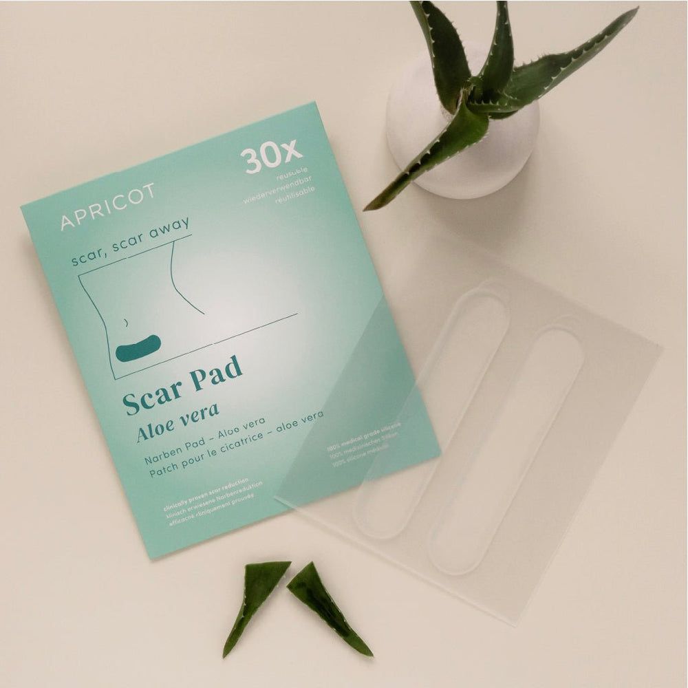 Verpackung mit 30 Narben Pads. Marke APRICOT. Text: scar, scar away, Scar Pad Aloe vera. Aloe Vera Blätter.