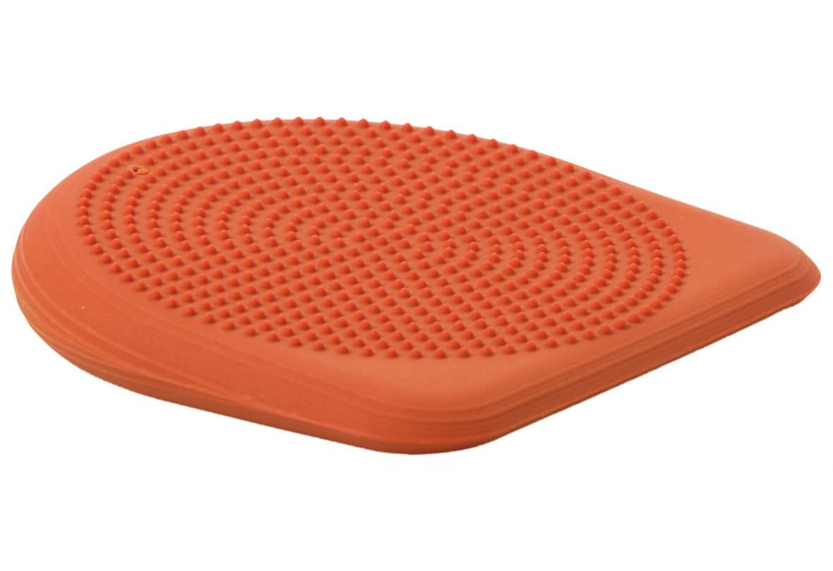 Orangenes, kissenförmiges Sitzkissen mit Noppen. Ovale Form mit abgerundeter Spitze. Oberseite mit konzentrischen Kreisen.