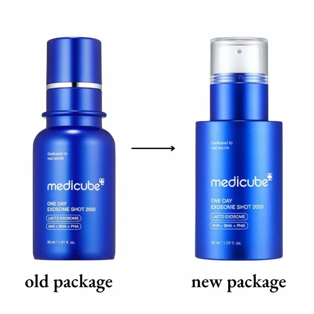 Zwei blaue Flaschen. Links: alte Verpackung. Rechts: neue Verpackung. Produktname: Medicube One Day Exosome Shot 2000.