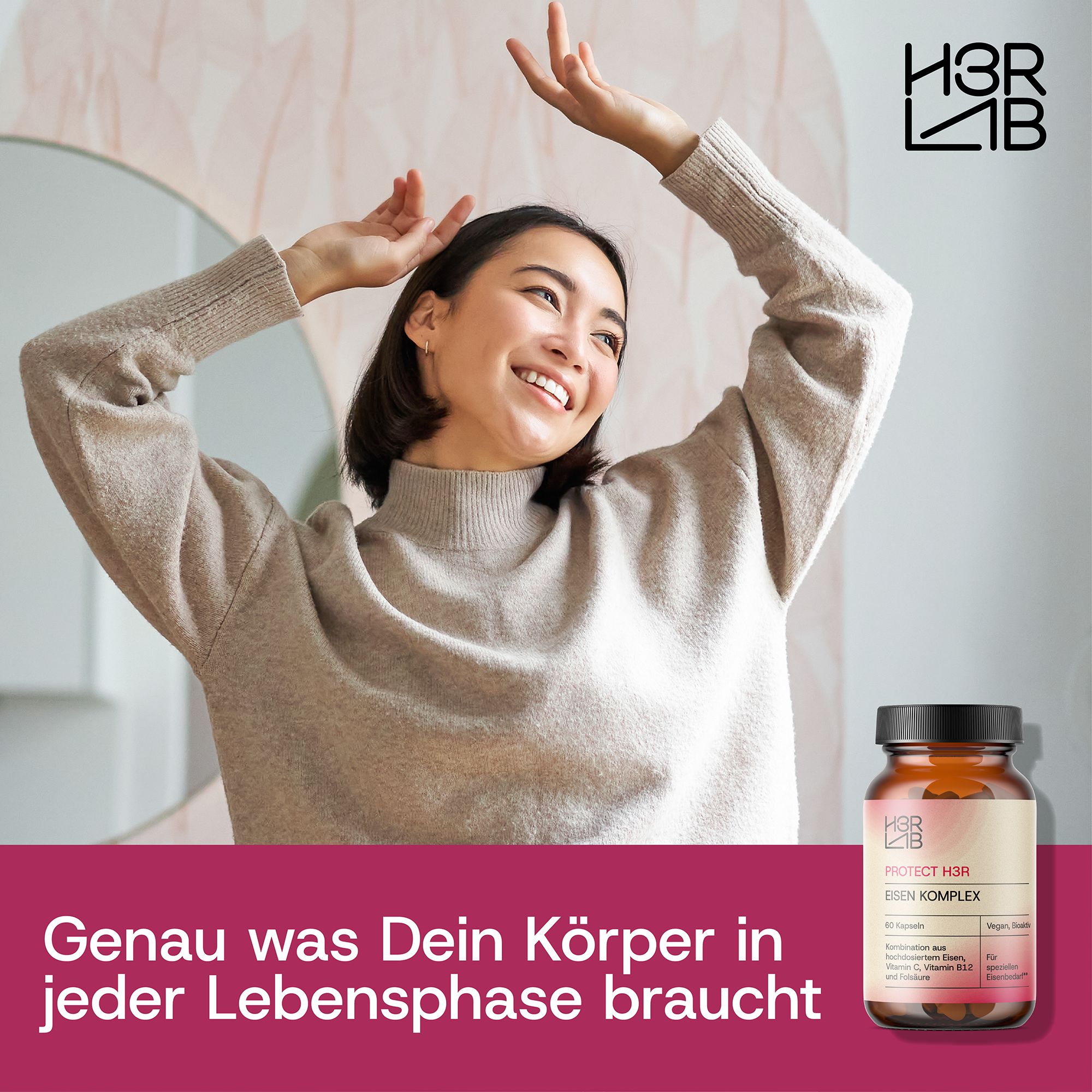Braune Glasflasche mit schwarzem Deckel. Produktname: Eisen Komplex. Frau lächelt vor Spiegel, Flasche im Vordergrund.