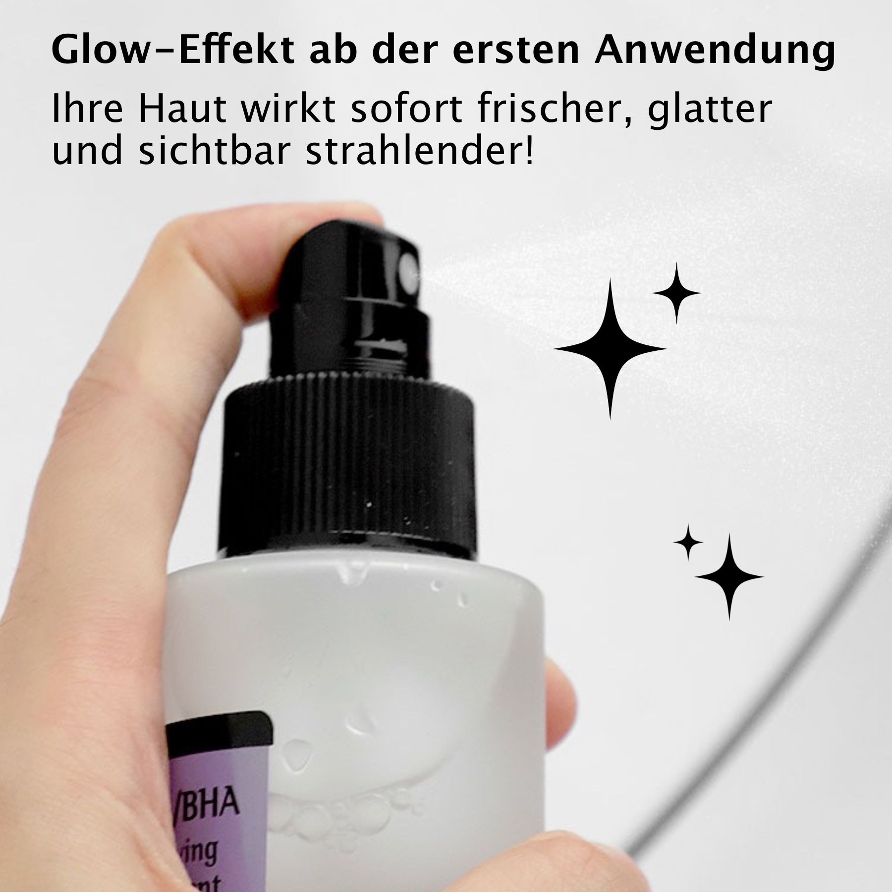 Hand sprüht weiße Flasche mit schwarzem Sprühkopf. Etikett: AHA/BHA Clarifying Treatment Toner. Marke COSRX.