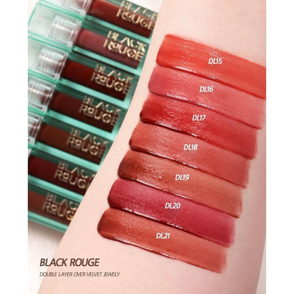 Arm mit mehreren Lipgloss-Farben. Der Name BLACK ROUGE und die Bezeichnung DL15-DL21 sind sichtbar.