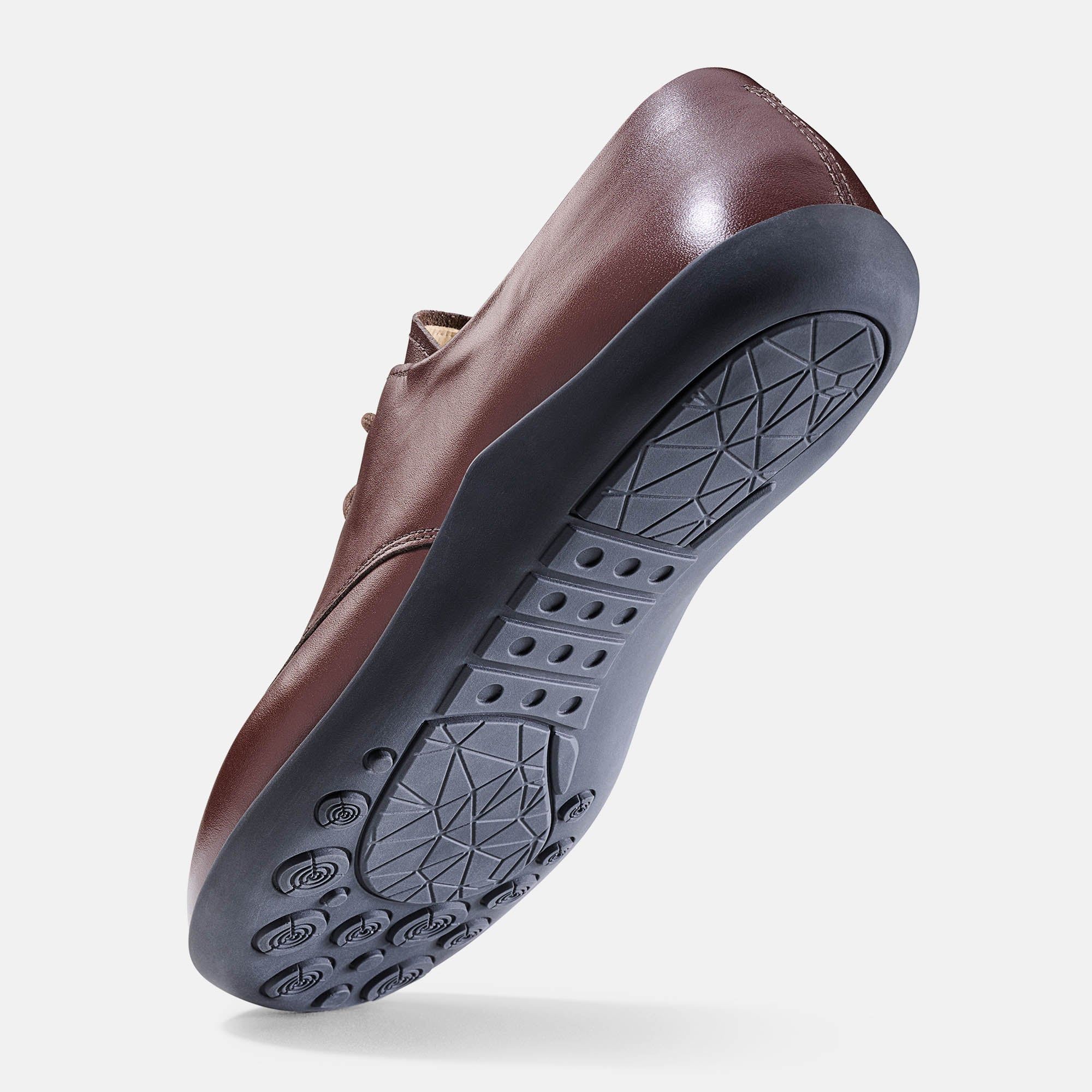 Brauner Lederschnürschuh. Breite Passform. Schuh von unten, Sohle mit Muster. Schwarze Sohle.