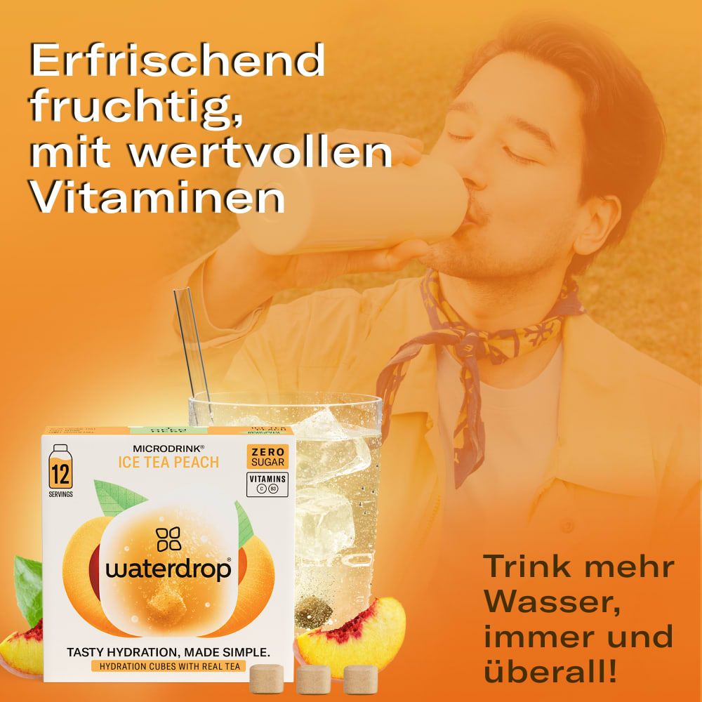 Mann trinkt waterdrop® Eistee Pfirsich aus einem Glas mit Eiswürfeln und Pfirsich.