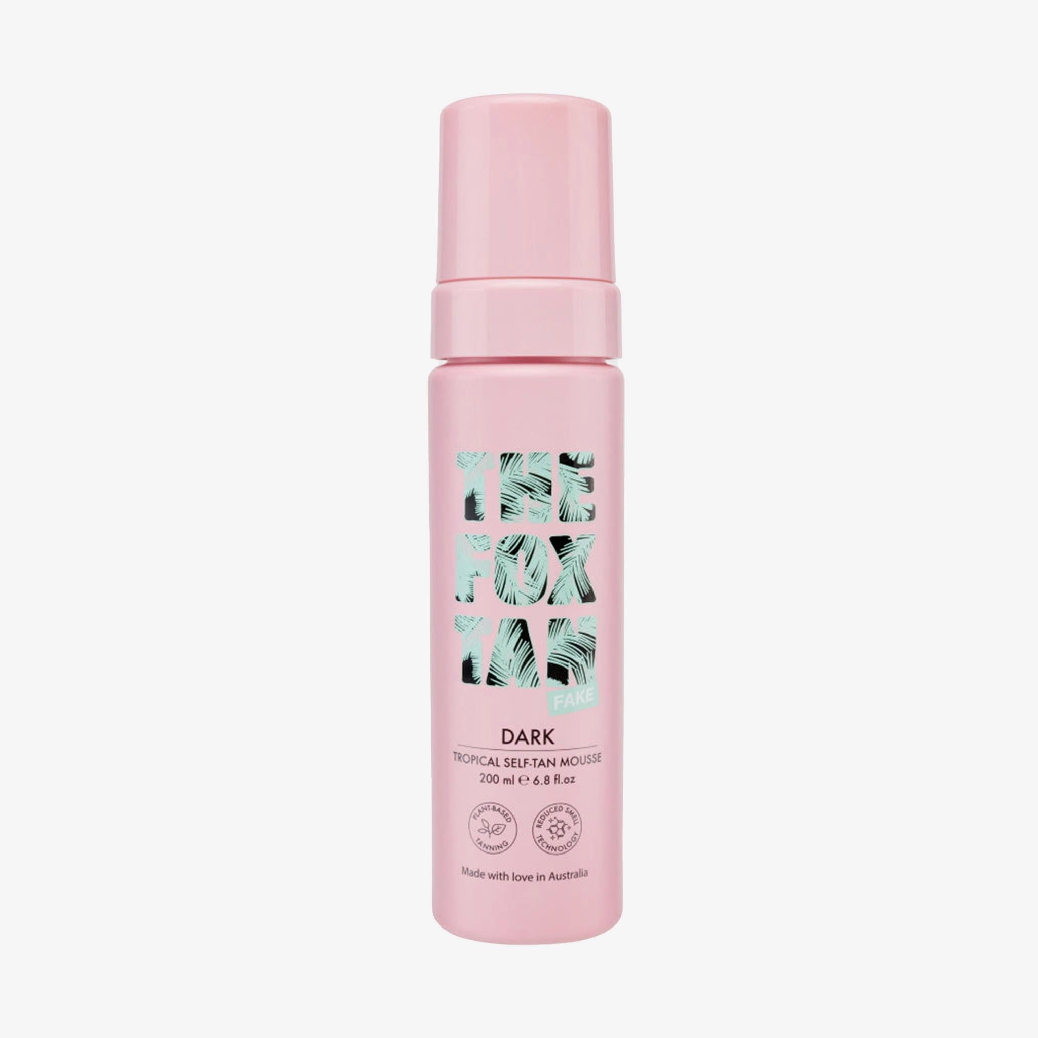 Rosa Flasche mit Aufschrift THE FOX TAN DARK. Tropisches Selbstbräunungsmousse. Mit Zertifizierungen.