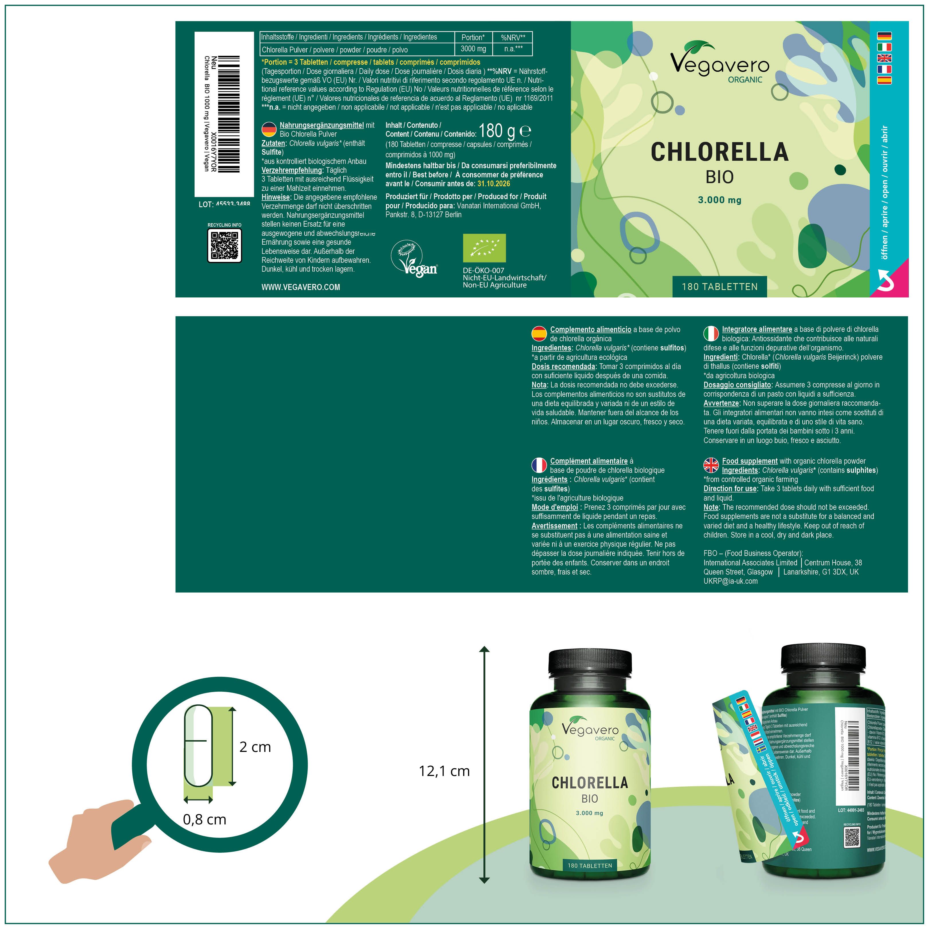 Confezione del prodotto con flacone e bustina. Scritta: Chlorella BIO. Dimensioni: 12,1 cm di altezza, 8,8 cm di lunghezza, 2 cm di larghezza.