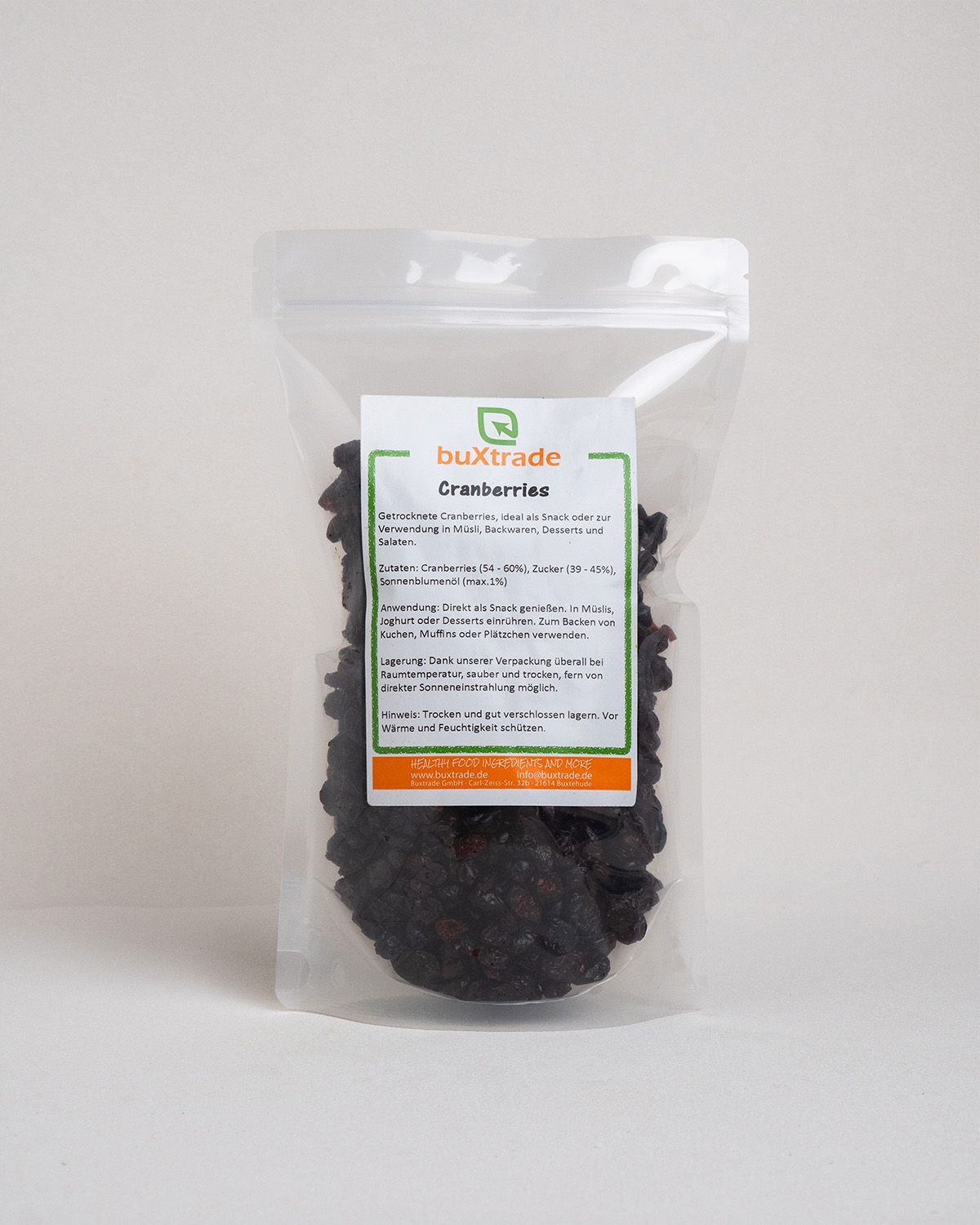 Transparenter Beutel mit getrockneten Cranberries. Aufdruck mit Produktinformationen. Auf weißem Hintergrund.