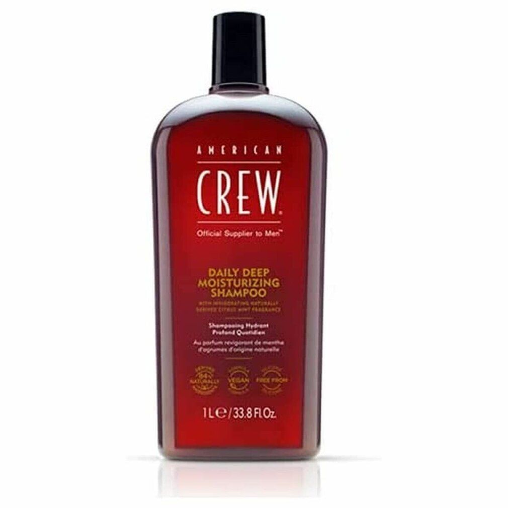 Rote Flasche mit schwarzem Verschluss. Aufschrift: AMERICAN CREW, DAILY DEEP MOISTURIZING SHAMPOO. 1L/33.8 fl.oz.