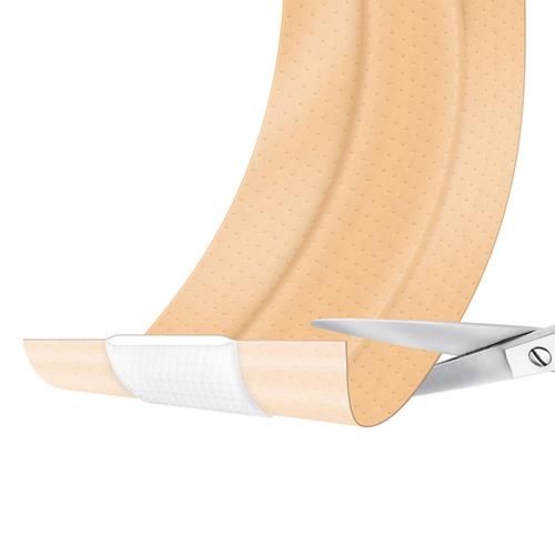 Hautfarbenes Wundpflaster, teilweise abgerollt. Eine Schere schneidet das Pflaster. Der Verband ist aus Stoff.