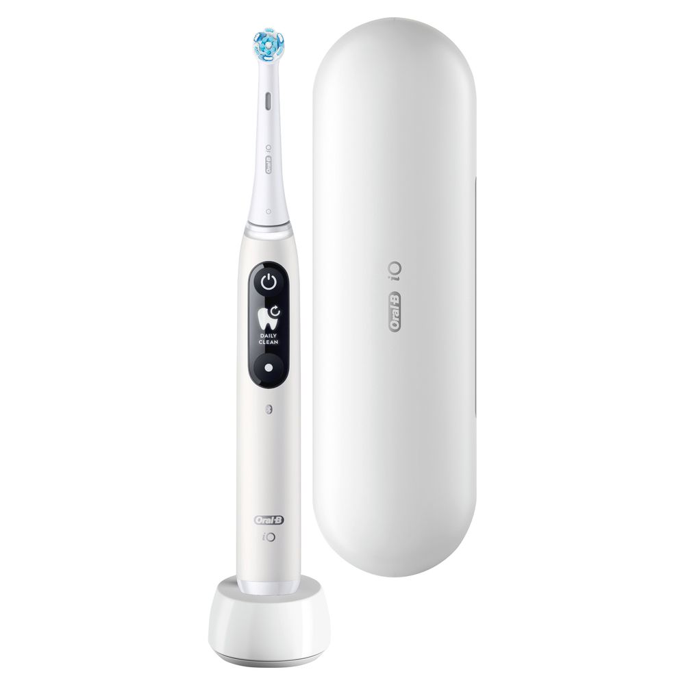 Weiße elektrische Zahnbürste iO Series 6 mit Ladestation und Reiseetui. Auf dem Display ist ein Zahn abgebildet.