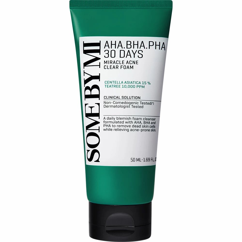 Grüne Tube mit schwarzem Deckel. Text: SOME BY MI, AHA.BHA.PHA 30 Days Miracle Acne Clear Foam. Aufschrift: 50 ml.