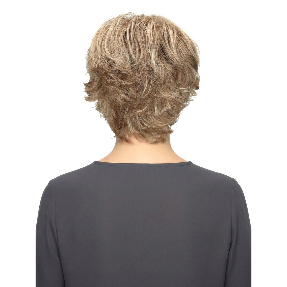 Kurzhaarperücke mit blonden Strähnen. Rückansicht einer Frau mit Perücke und grauem Oberteil.