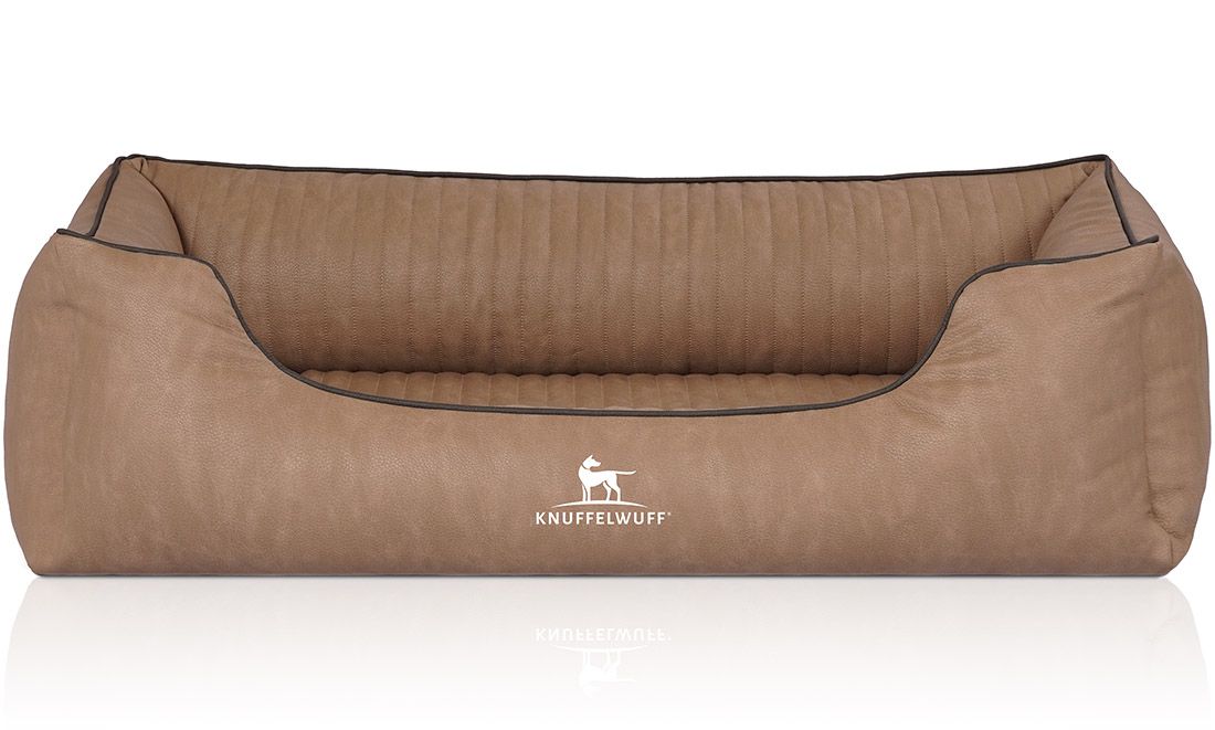 Hundebett in Braun mit schwarzer Umrandung. Gepolsterte Liegefläche, Logo unten. Rechteckige Form mit erhöhten Seiten.