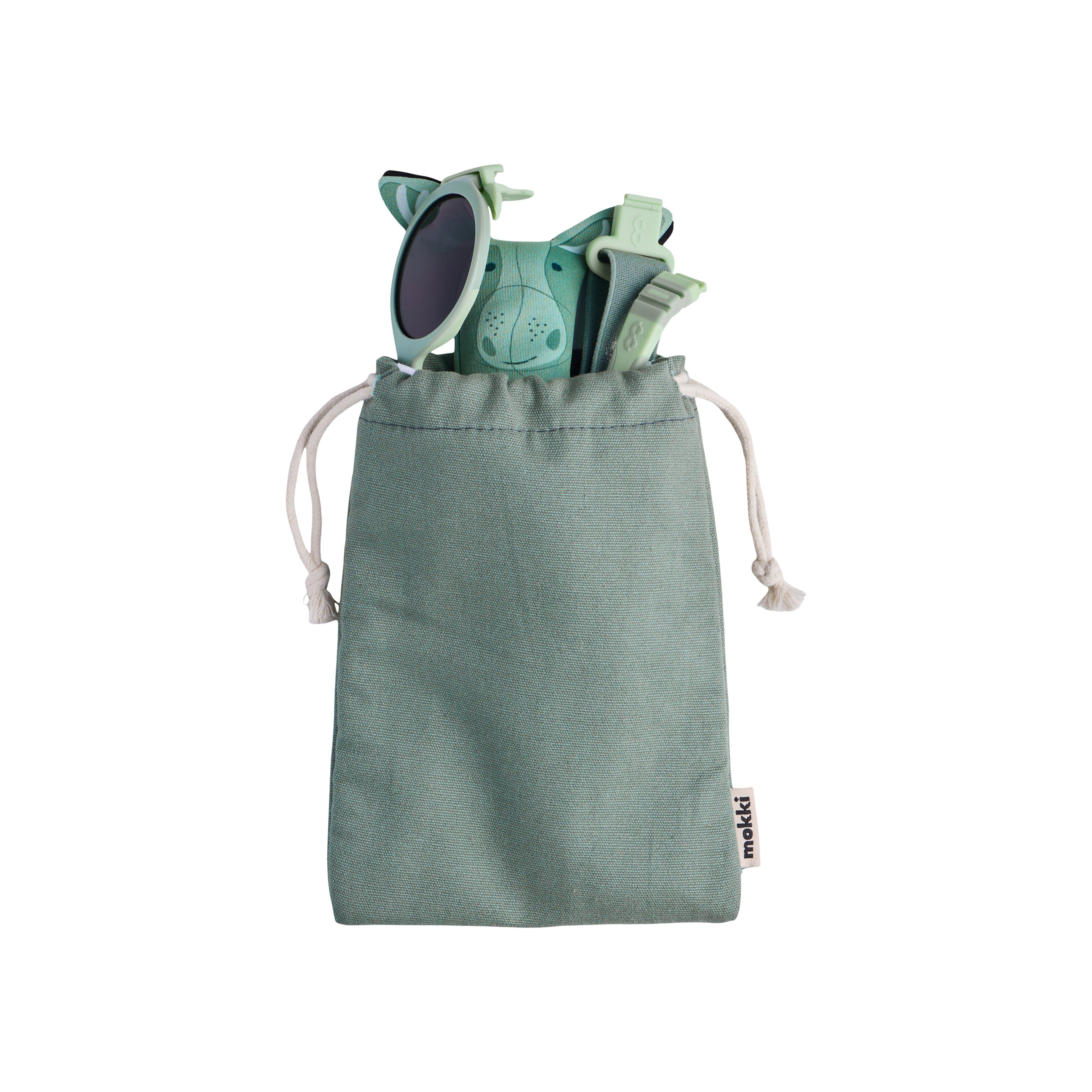 Set mit Sonnenbrille, Zubehör und Tasche. Tasche mit Logo 'mokki'. Grün.
