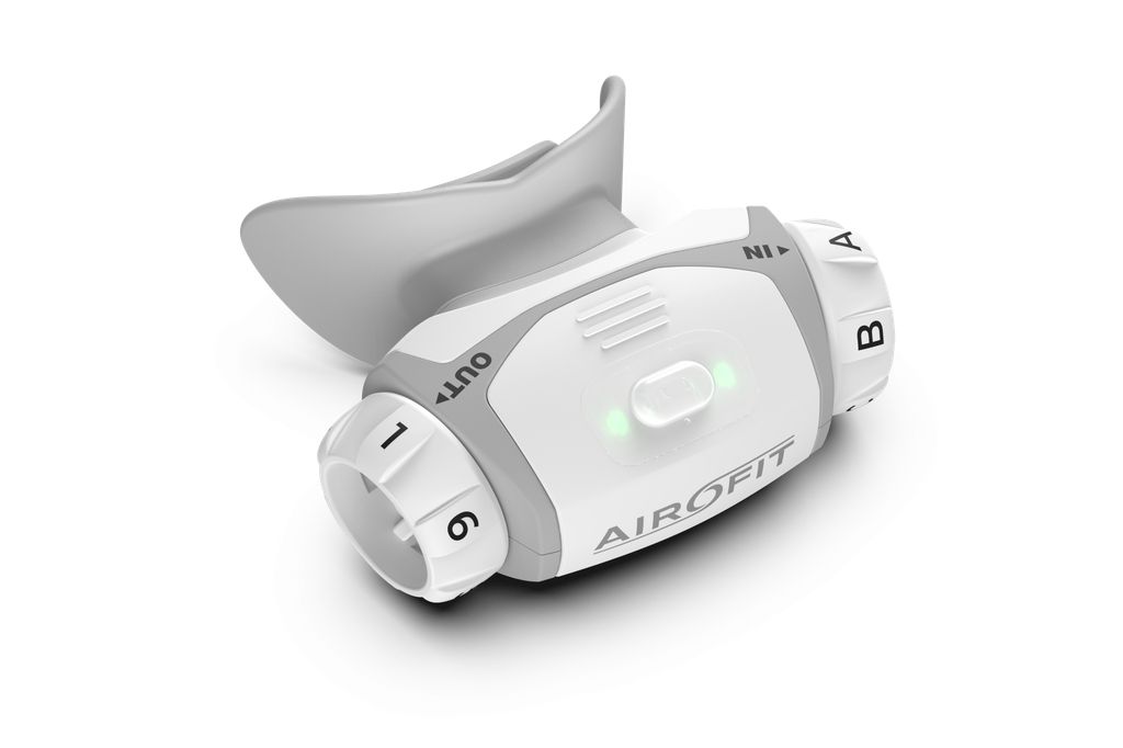 Atemtrainer, weiß-grau, mit Mundstück und Drehreglern. Beschriftung: Airofit, IN, OUT, Zahlen und Buchstaben.