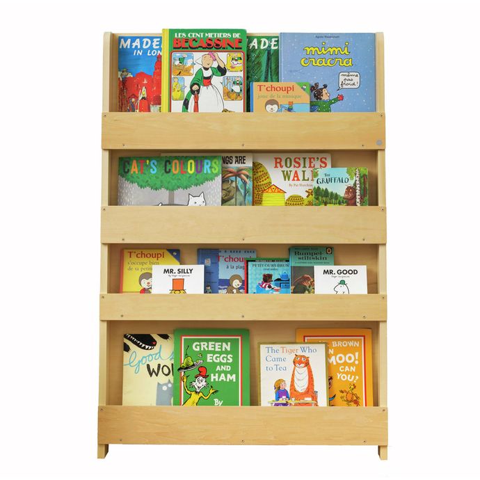 Bücherregal aus Holz mit vier Regalen, gefüllt mit Kinderbüchern. Naturfarbenes Holz, offenes Design.