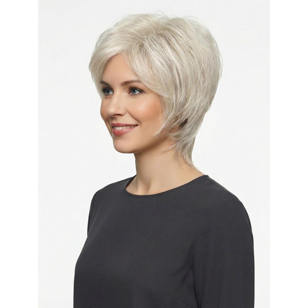 Kurzhaarperücke in hellem Grau. Frau mit dunklem Oberteil. Seitliche Ansicht, lächelnd.