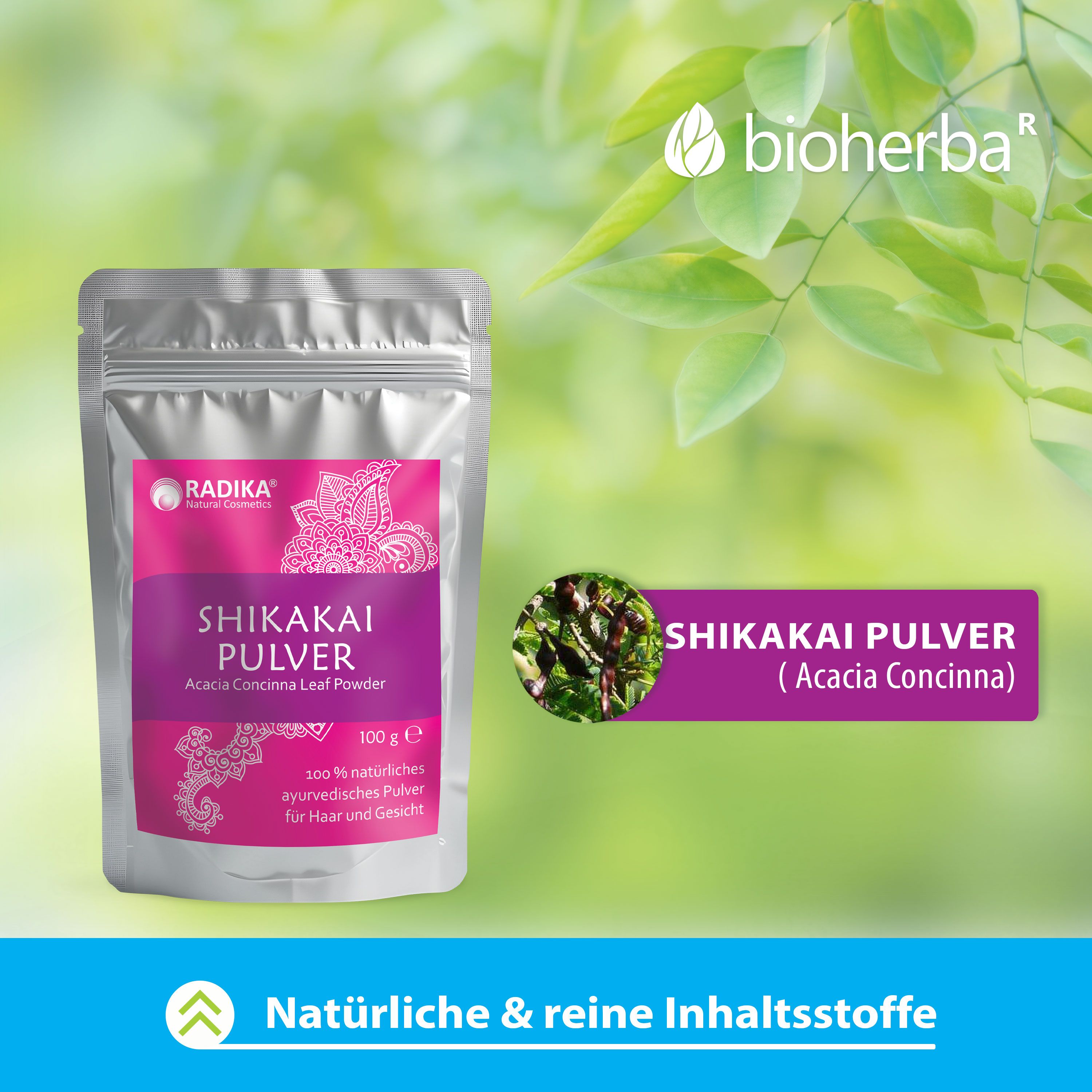 Silberfarbener Beutel mit pinkfarbenem Etikett. Text: Shikakai Pulver, Acacia Concinna Leaf Powder. 100 g. Natürliche Inhaltsstoffe.