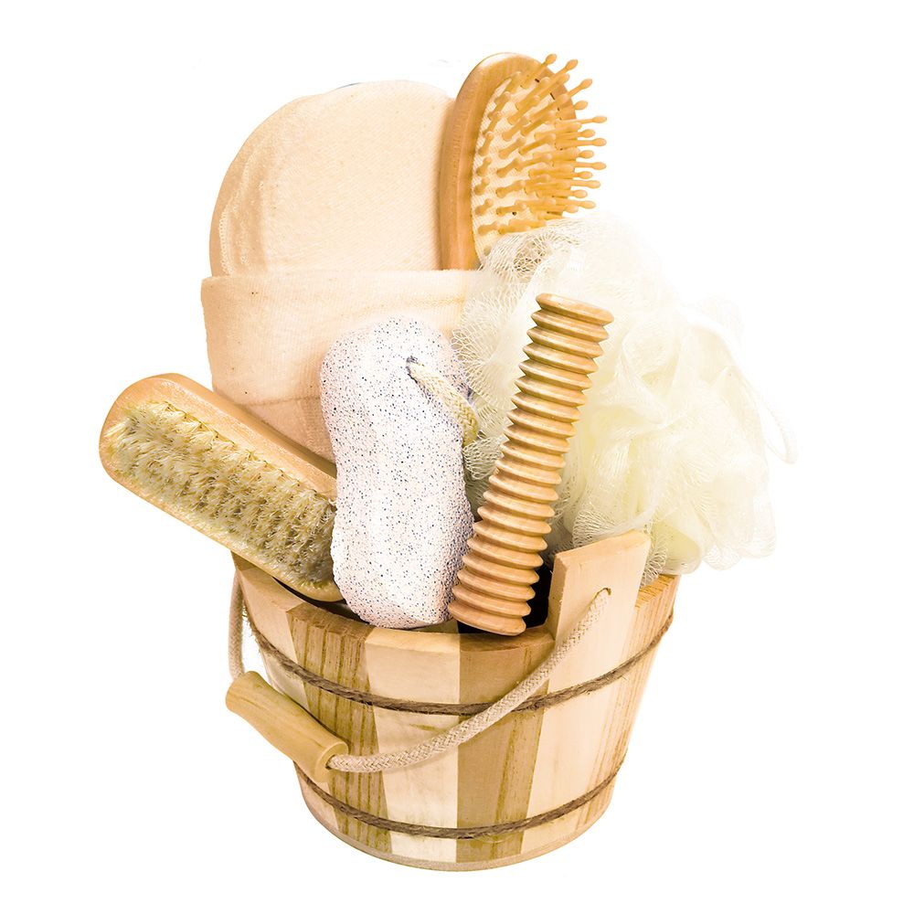 Holzbottich mit gestreiften Seiten, gefüllt mit Bade- und Saunazubehör: Bürsten, Schwamm, Bimsstein, Kamm.