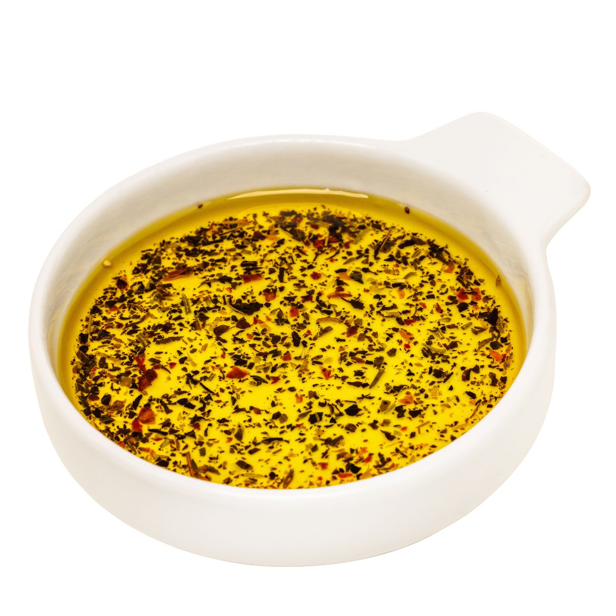 Weiße Schale mit gelbem Öl und Kräutern. Runde Form mit Griff. Inhalt mit Kräutern und Gewürzen.