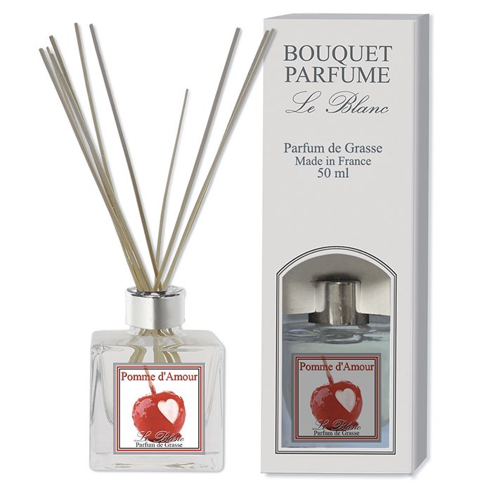 Raumduft mit Stäbchen und Verpackung. Aufschrift: Pomme d'Amour, Le Blanc, Parfum de Grasse, Made in France, 50 ml.