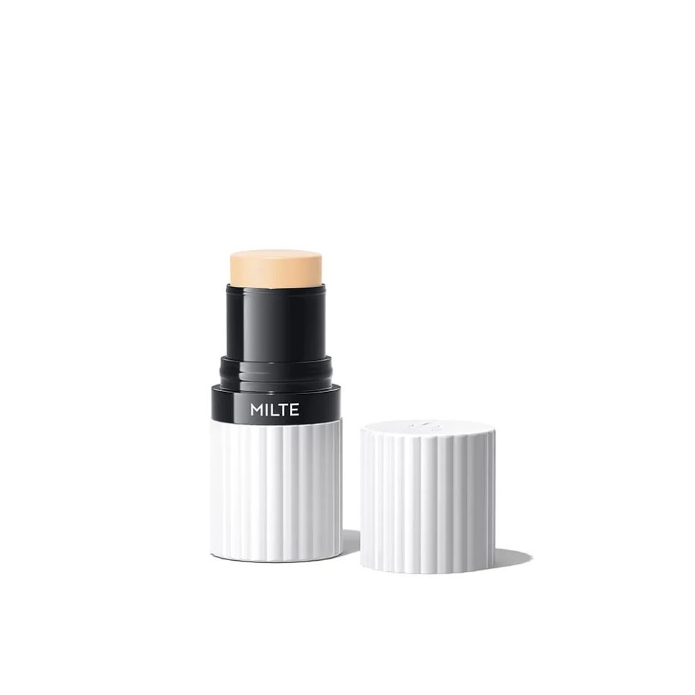 Foundation-Stift mit geöffneter Kappe. Weißer Behälter mit schwarzem Deckel. MILTE-Logo.