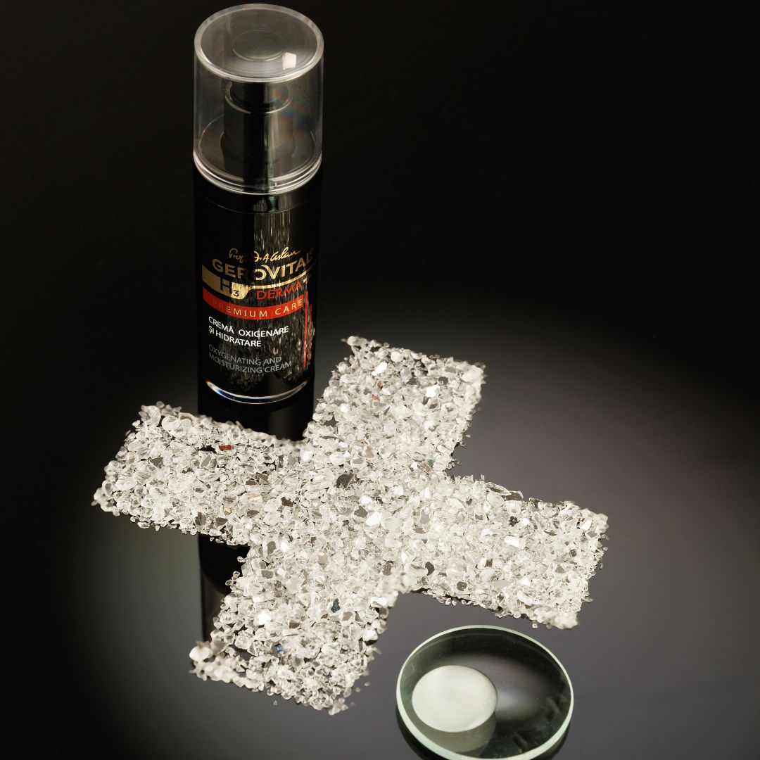 Schwarze Flasche mit Sprühkopf, neben einer Glas-Kreuz-Dekoration und einem kleinen Behälter. Aufschrift: Gerovital H3 Derma+ Premium Care.