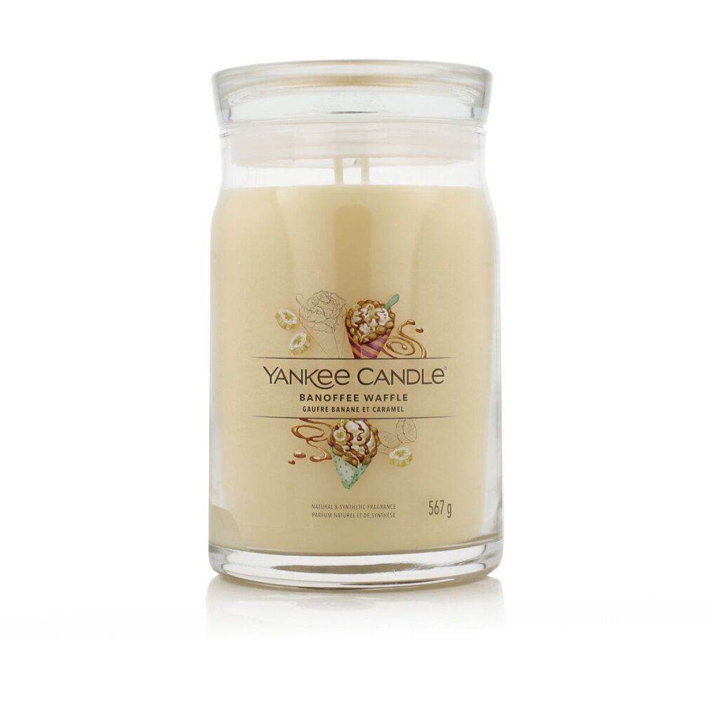 Duftkerze im Glas. Aufschrift: Banoffee Waffle, 567 g. Glas mit Deckel. Helle, cremefarbene Kerze.