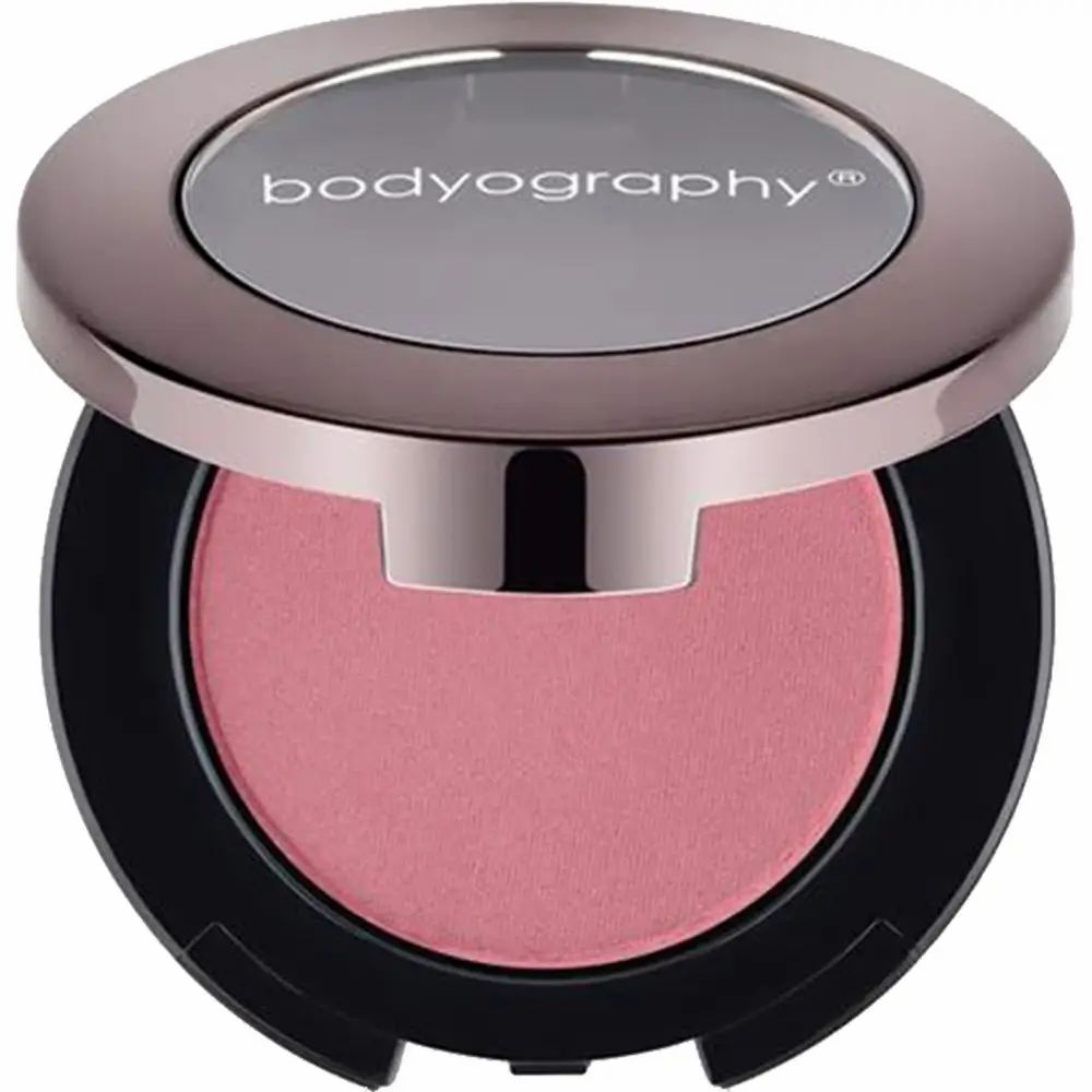 Rouge-Puder. Runde, schwarze Dose mit rosafarbenem Puder. Deckel mit Markenname Bodyography. Metallischer, rosafarbener Rand.