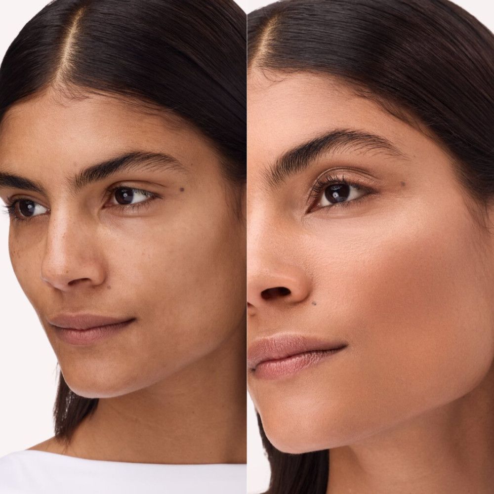 Gesicht einer Frau, links ungeschminkt, rechts mit Highlighter aufgetragen. Deutlicher Unterschied im Hautton und Glanz.