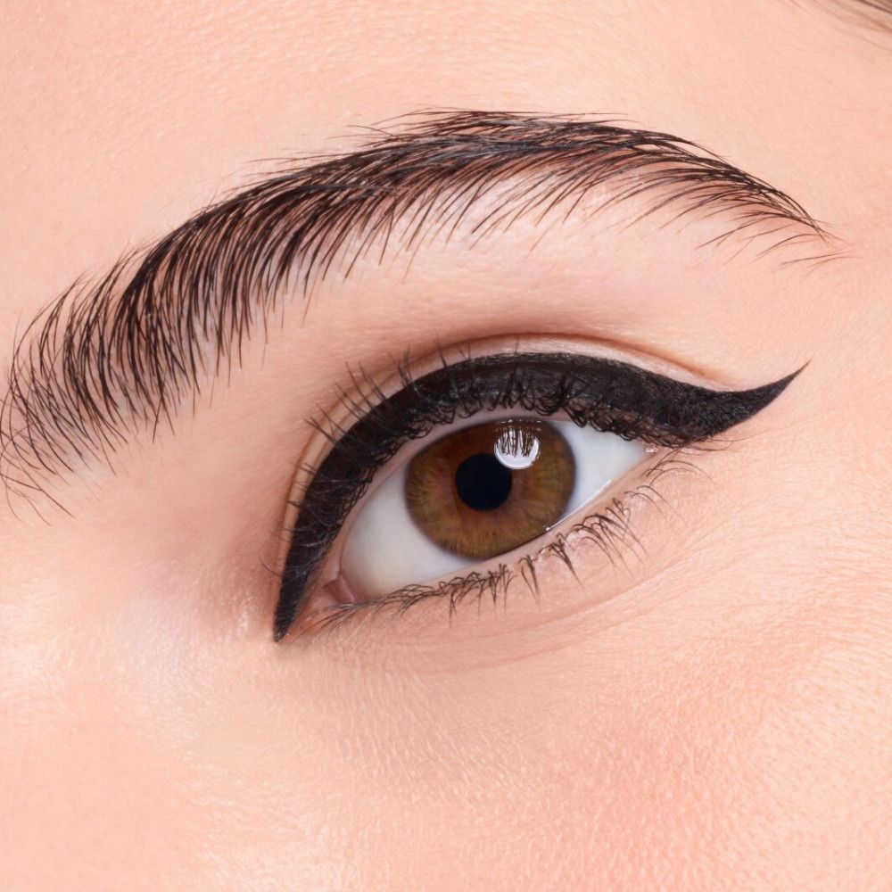 Nahaufnahme eines Auges mit schwarzem Eyeliner. Der Eyeliner ist präzise aufgetragen.