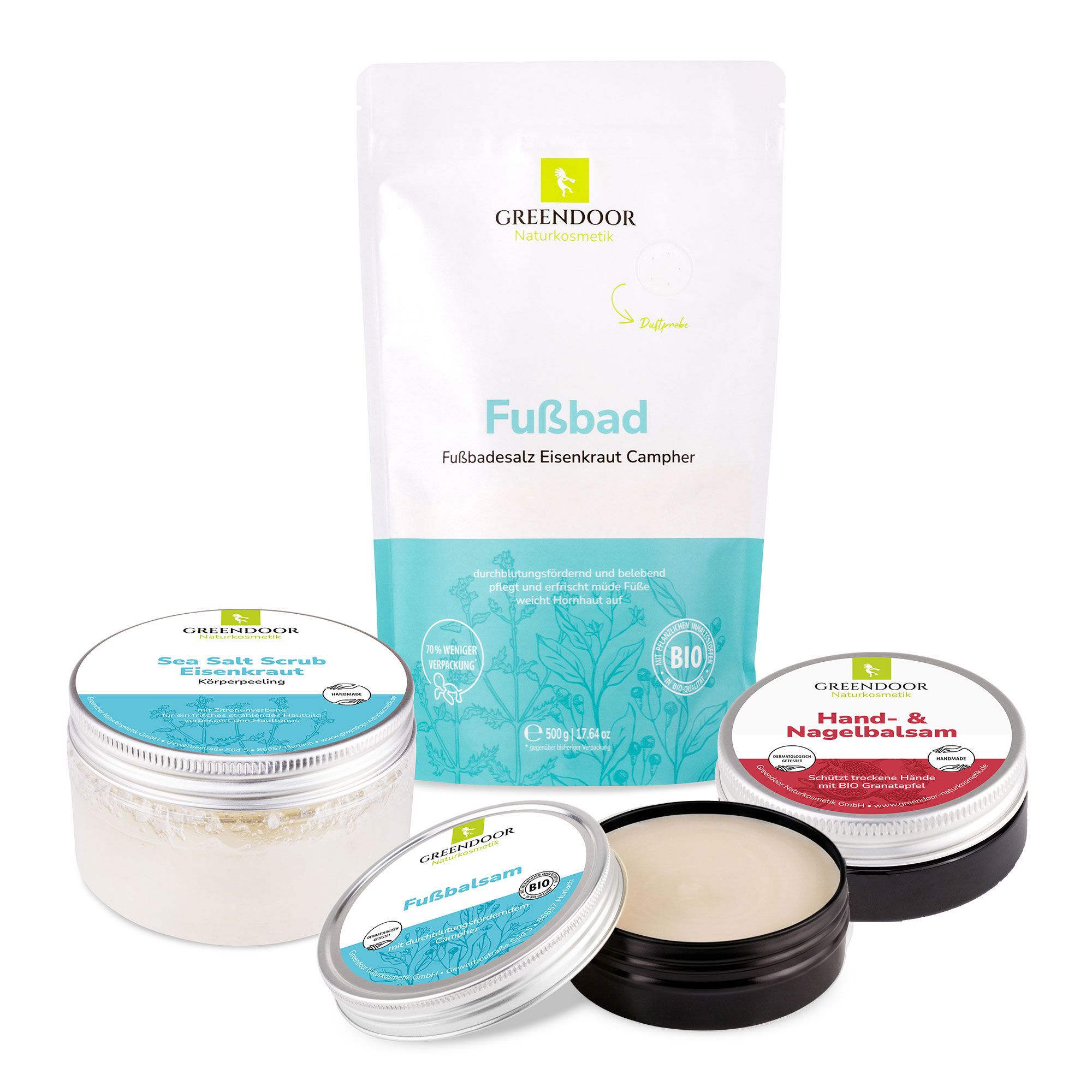 Set mit Fußbad, Badesalz, Hand- und Nagelbalsam, Fußbalsam und Sea Salt Scrub. Produkte in Tiegeln und Beuteln. Bio-Siegel.