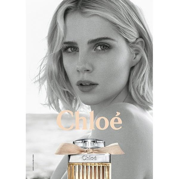Schwarz-Weiß-Werbung mit einer Frau und einer Flasche. Der Schriftzug Chloé ist prominent platziert.
