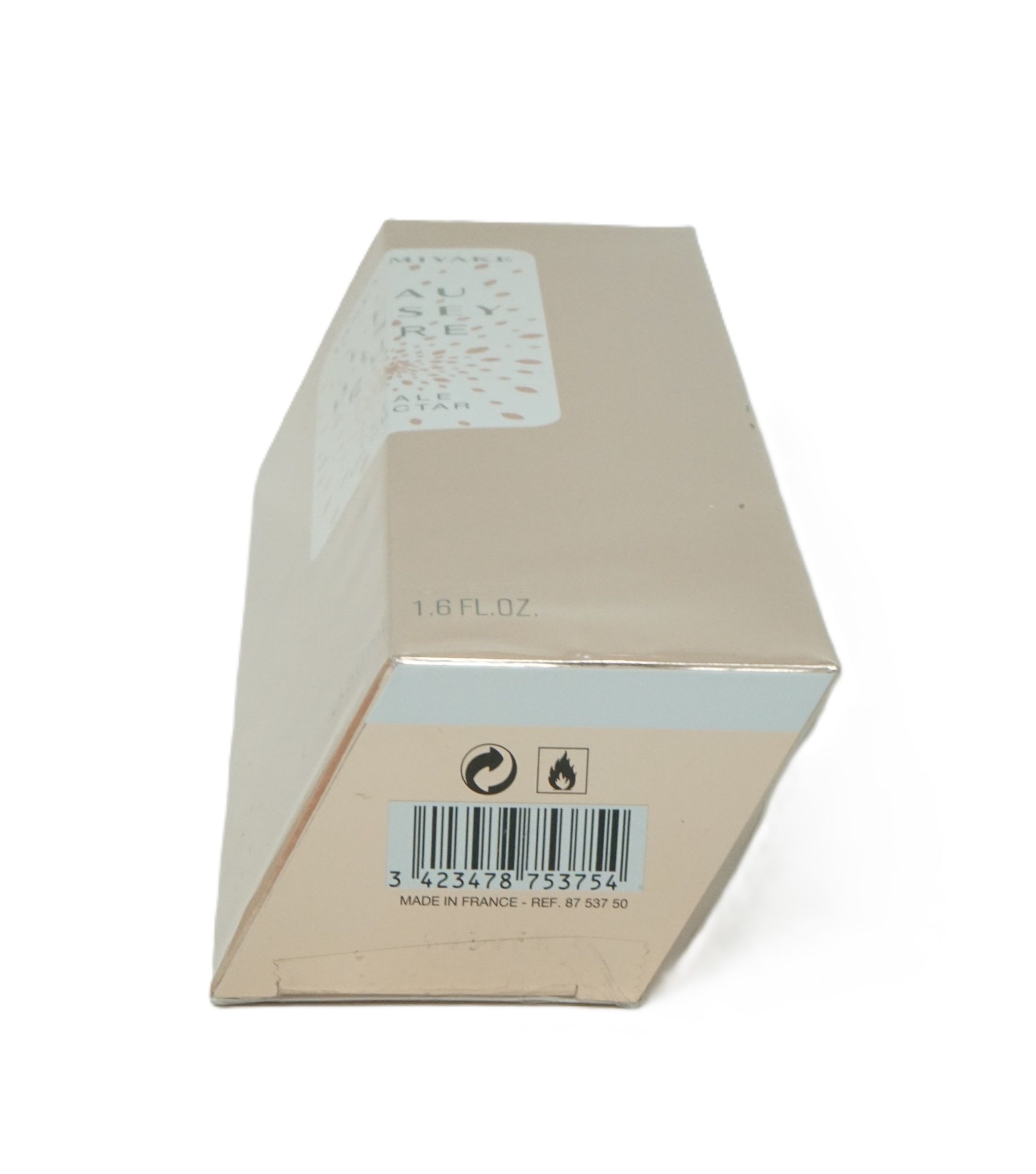 Beige Kartonverpackung. Barcode, Recycling- und Feuer-Symbole. Text: 1.6 FL. OZ. Made in France.