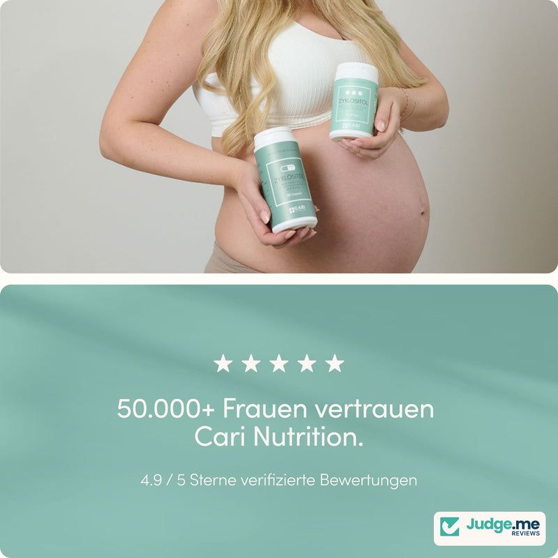 Schwangeren halten ZYKLOSITOL Kapseln von CARI NUTRITION. 50.000+ Frauen vertrauen der Marke. 4.9/5 Sterne.