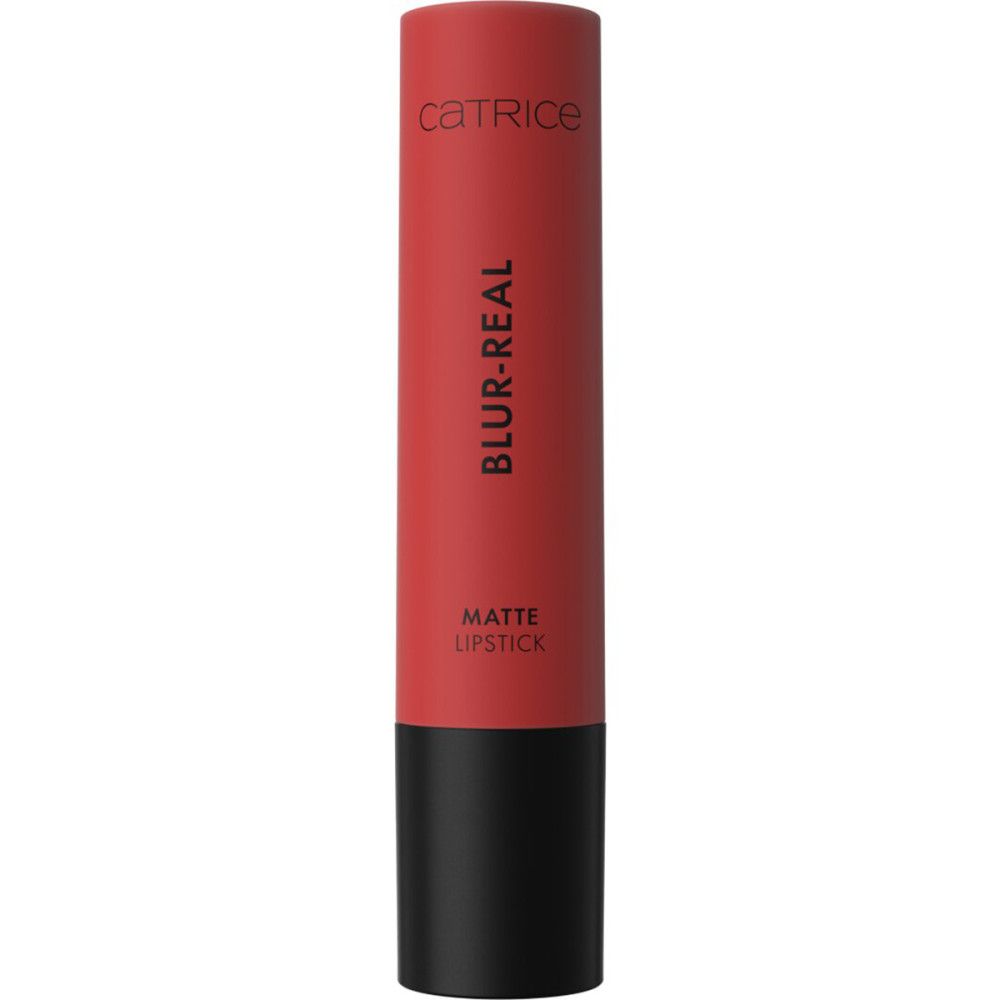 Roter Lippenstift in Hülse. Aufschrift: CATRICE, BLUR-REAL, MATTE LIPSTICK. Schwarzer Boden.
