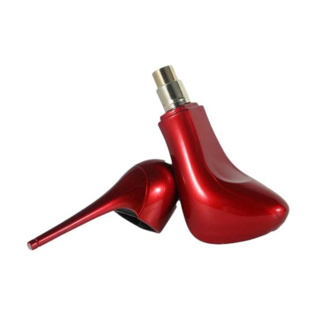 Roter Pumps-Parfümflakon, zerlegt. Sprühkopf sichtbar. Absatz abgetrennt. Glänzende Oberfläche.