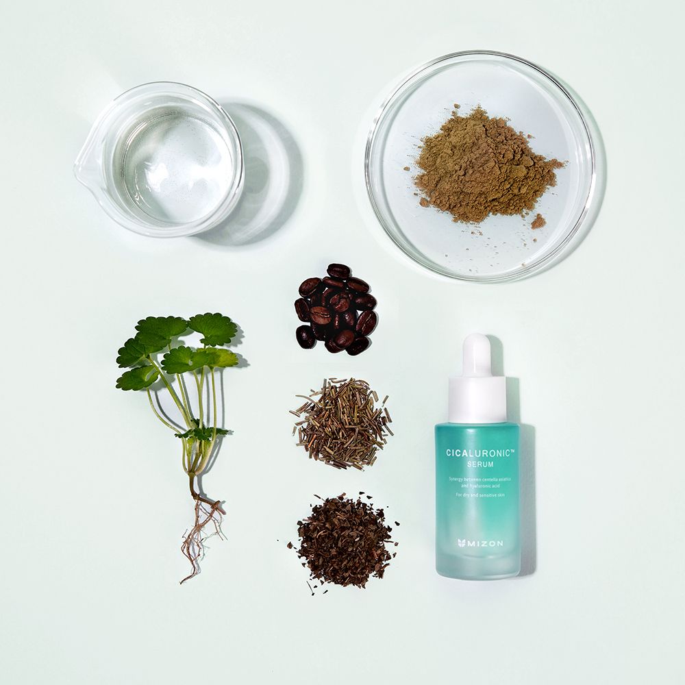 Serumflasche, Zutaten und Kräuter. Aufschrift: Cicaluronic Serum. Marke: Mizon. Grün und weiß.