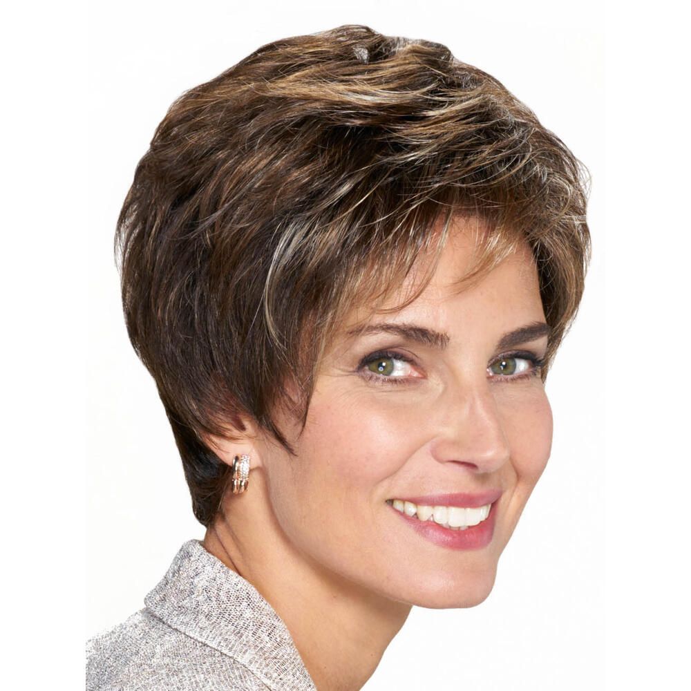 Kurzhaarperücke mit braunen und blonden Strähnen. Frau lächelt. Graues Oberteil. Ohrringe.