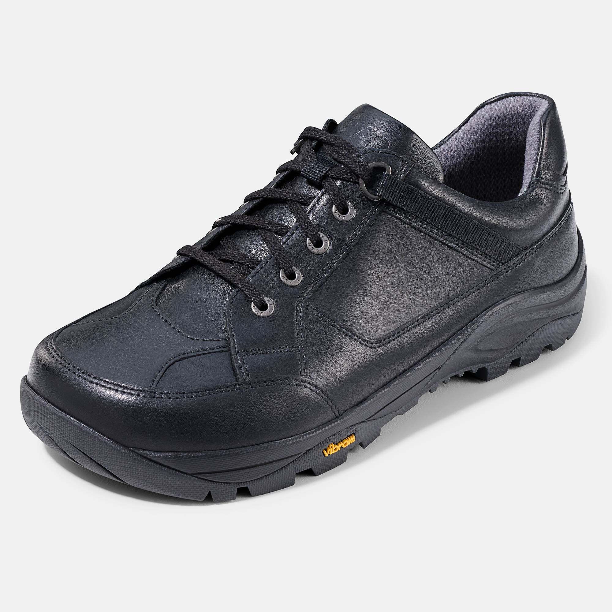 Schwarzer Leder-Schnürschuh mit Vibram-Sohle, Vorderansicht.