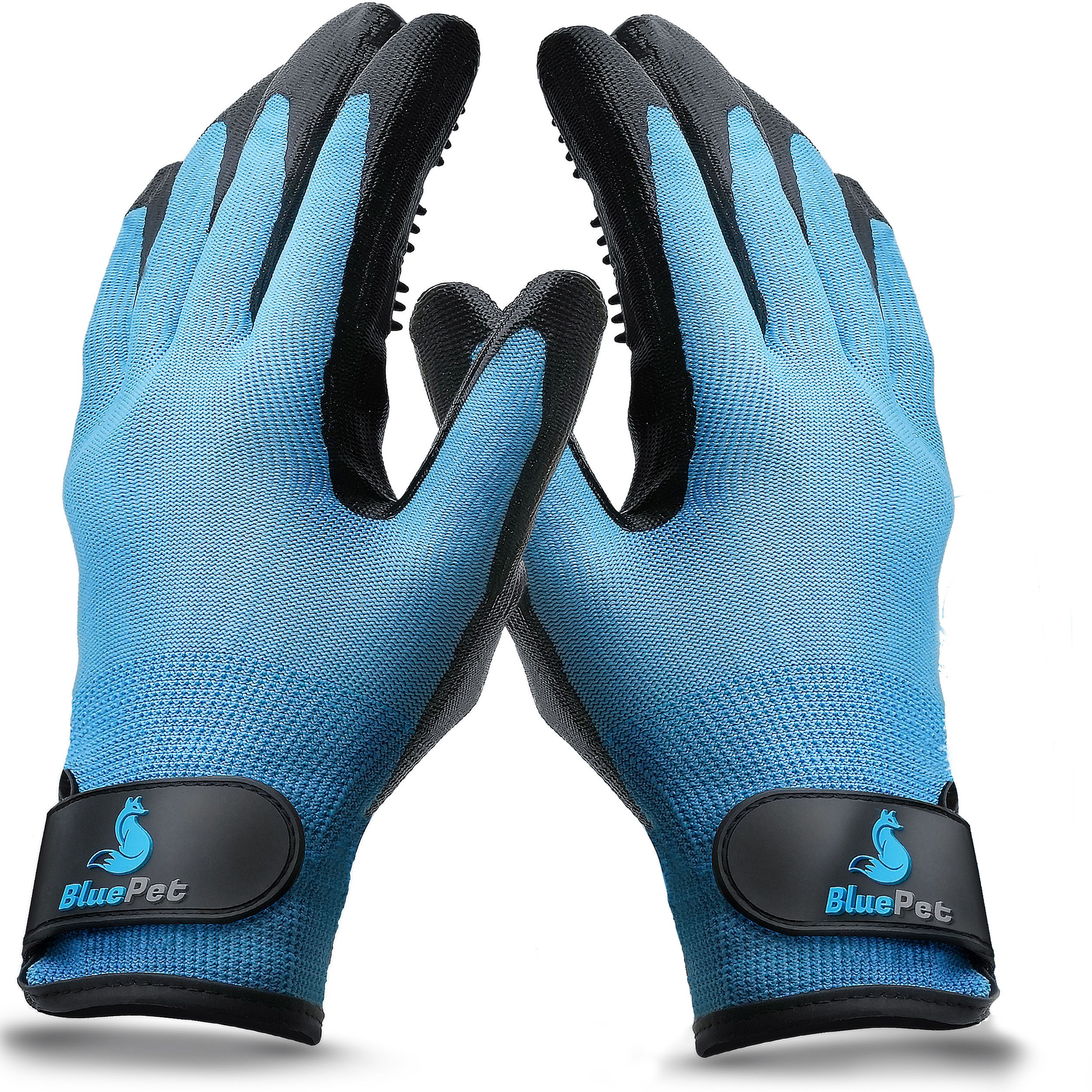 Zwei blaue Waschhandschuhe für Hunde. Schwarze Handfläche mit Noppen. Schwarzer Klettverschluss mit BluePet Logo.